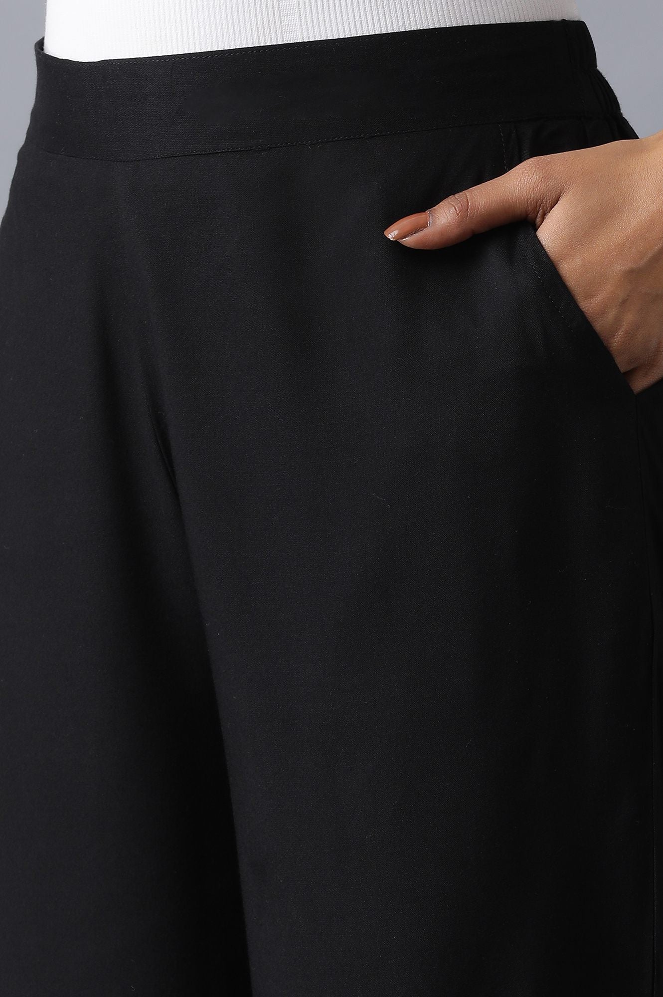 Black Solid Straight Fit Culottes With Pleated Pockets