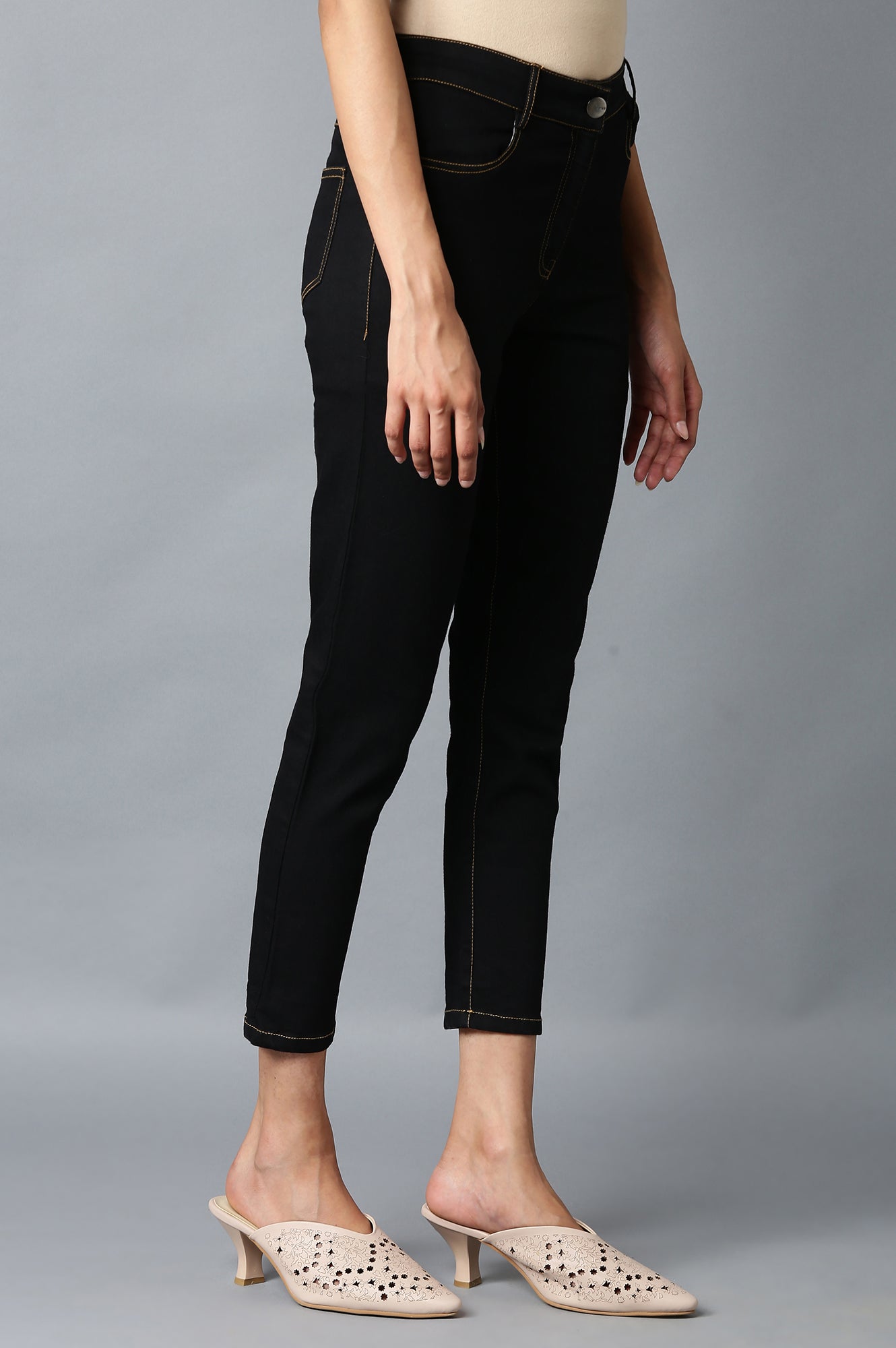 Black Solid Slim Fit Denim Pants With Front Zip