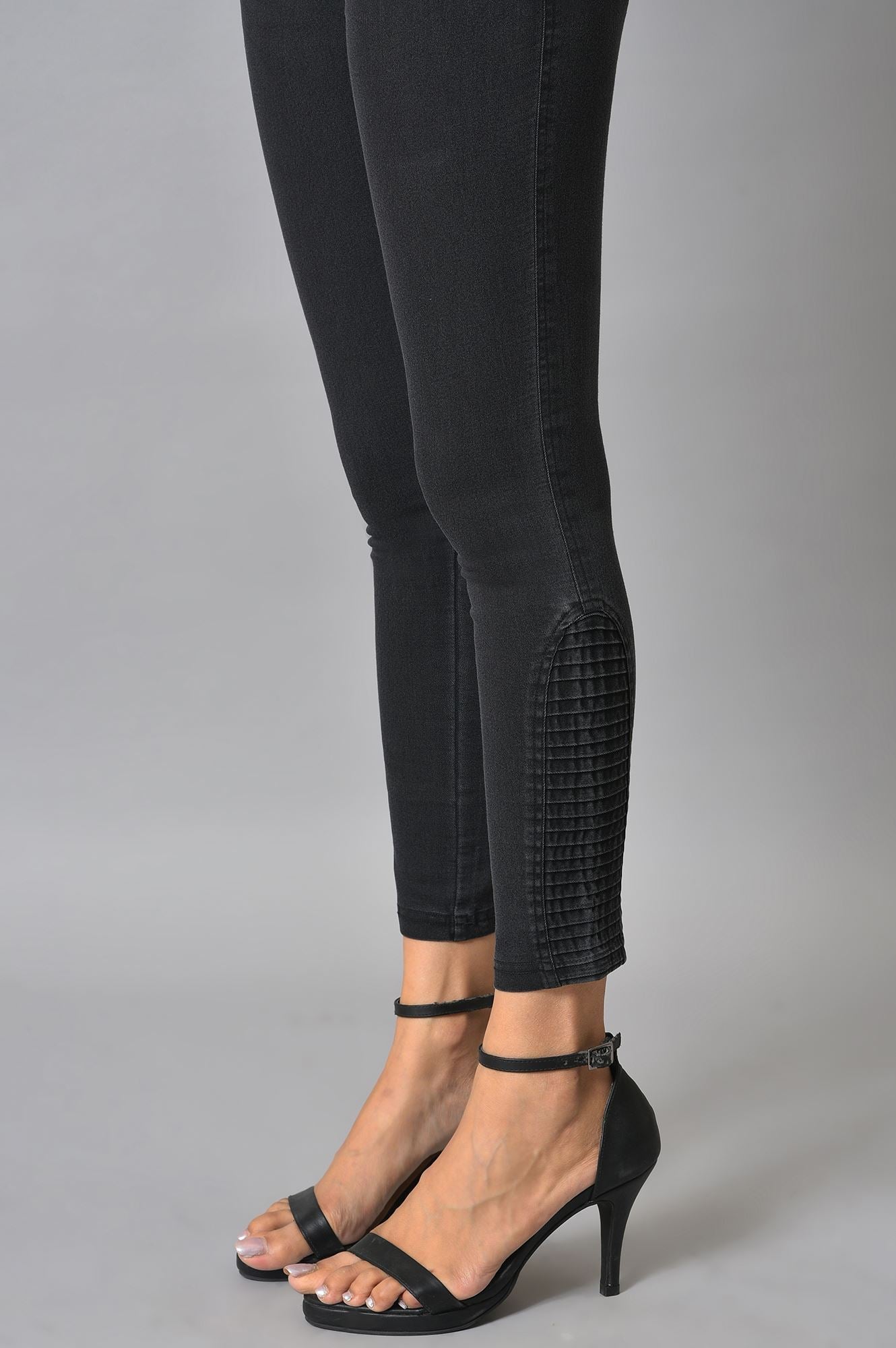 Black Solid Skinny Fit Denim Jeggings With Pintuck Detail