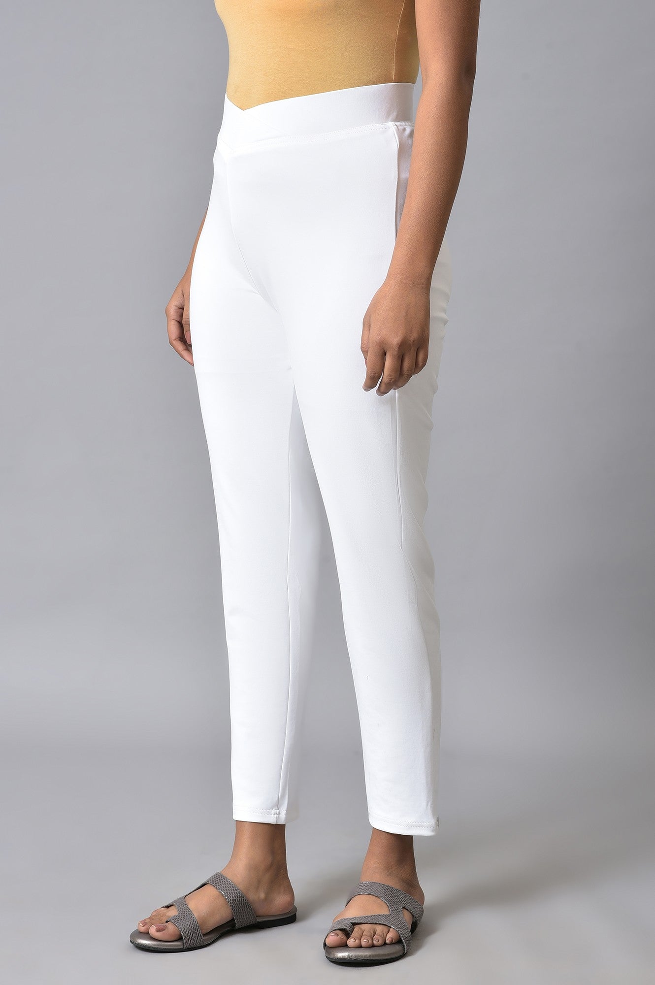 White Solid Skinny Fit Tights with Slip On Closure