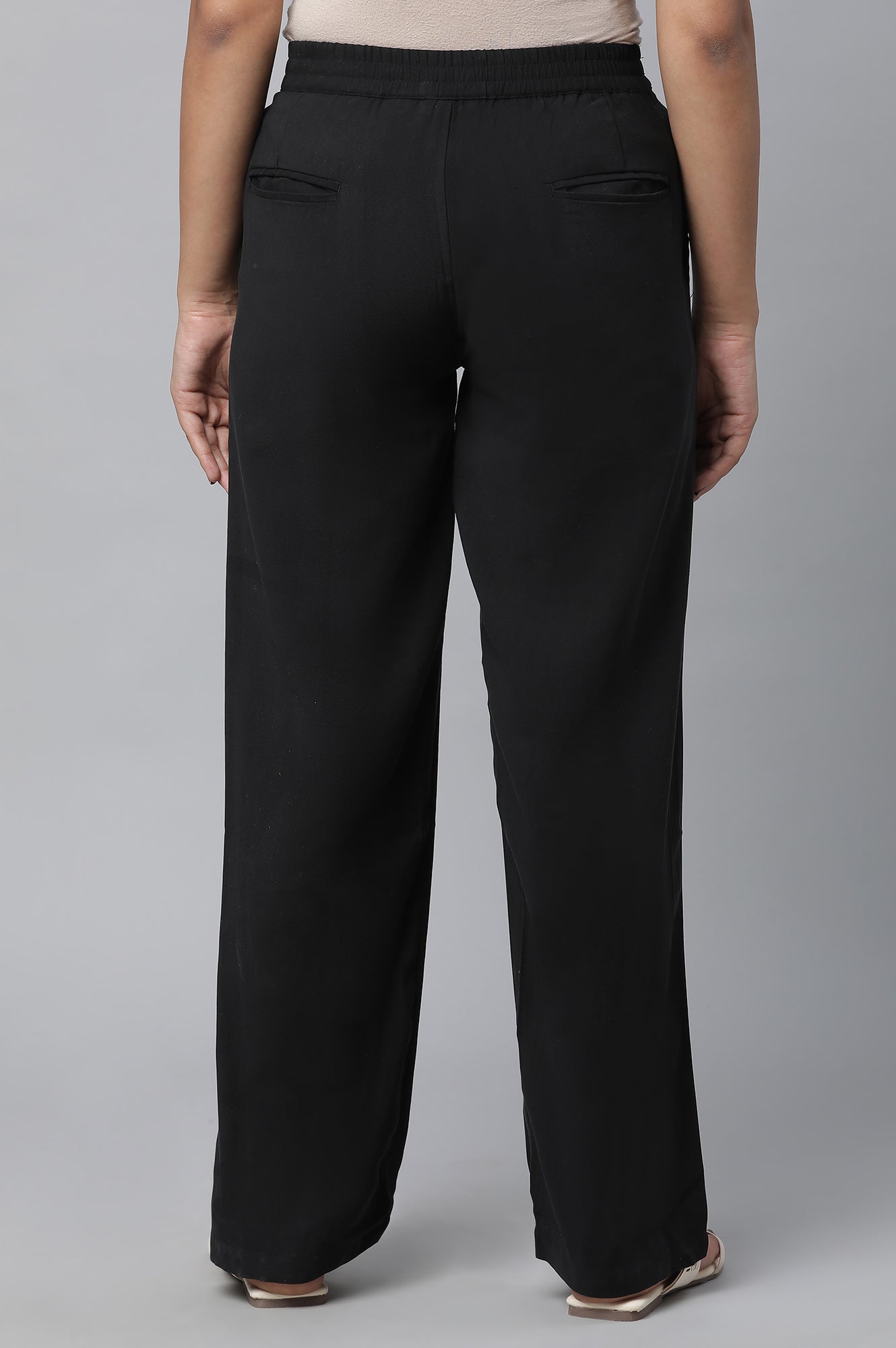 Black Solid Straight Fit Woven Pants With Pintuck Detail