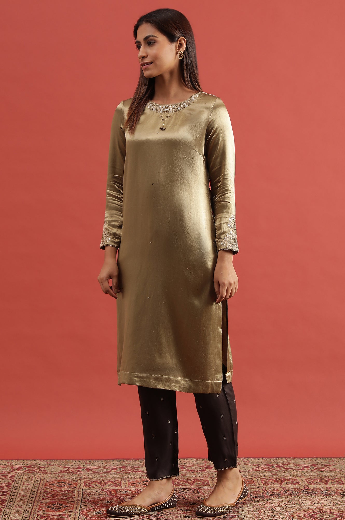 Green Embroidered Straight Kurta In Mushroo