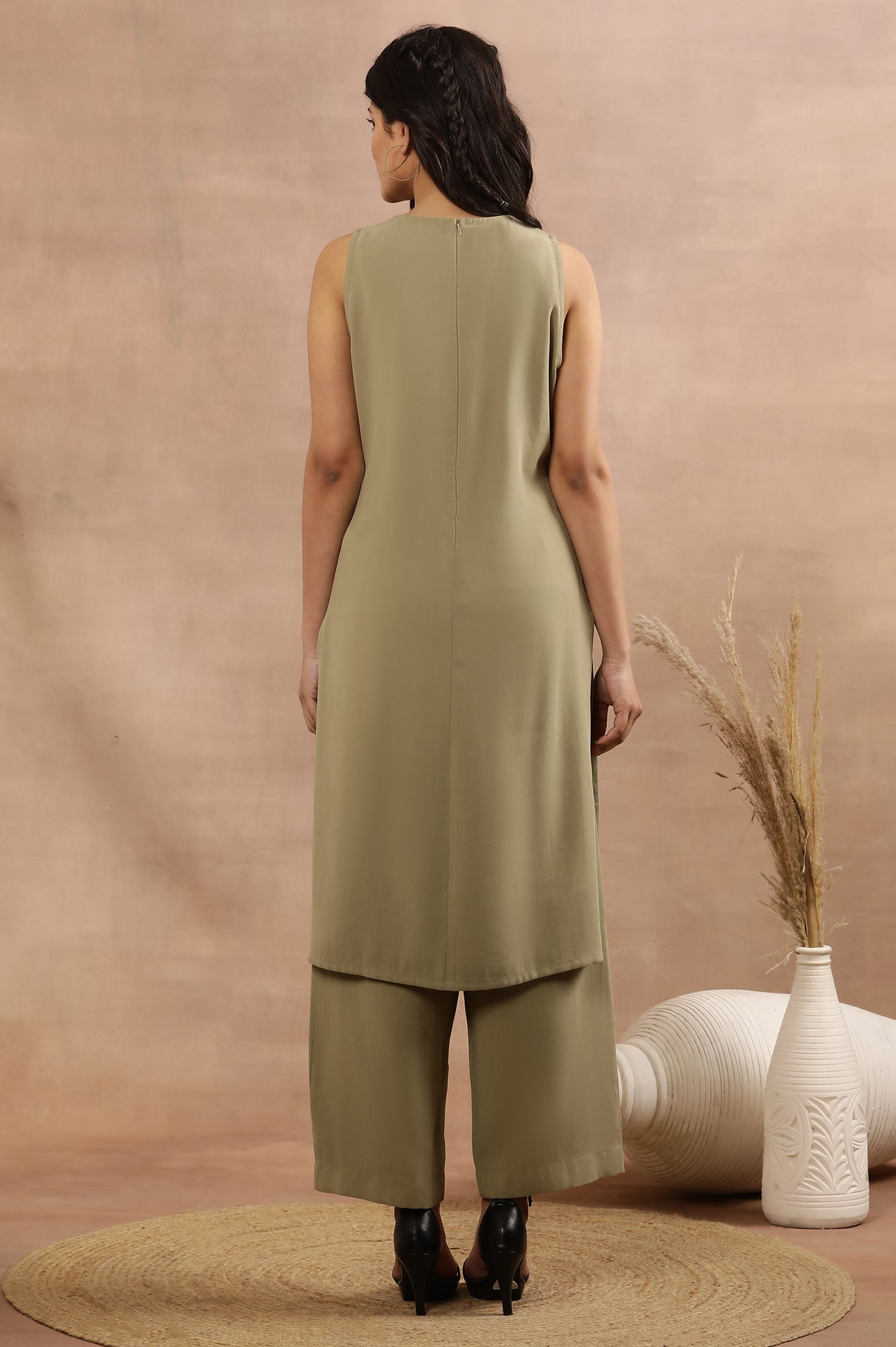 Green Sleeveless Solid Straight Kurta And Pants Set