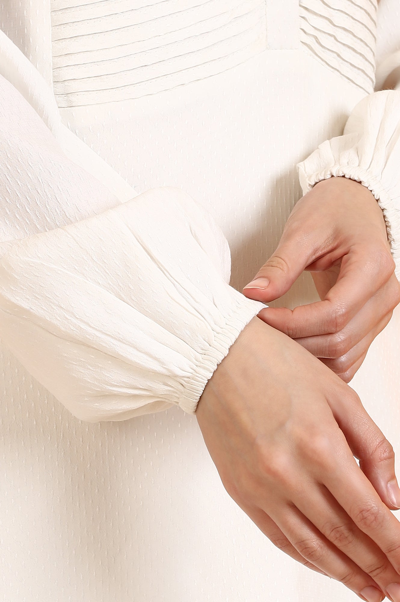 White Solid Pleated Yoke Moss Textured Straight Kurta