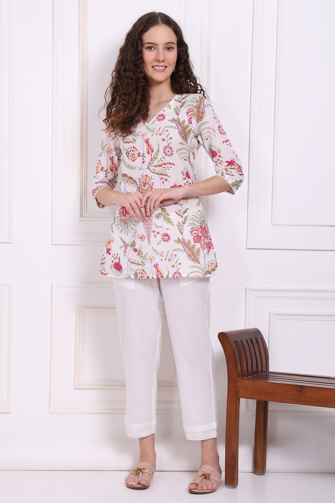 White Solid Cotton Flax Straight Pants in Mid-rise