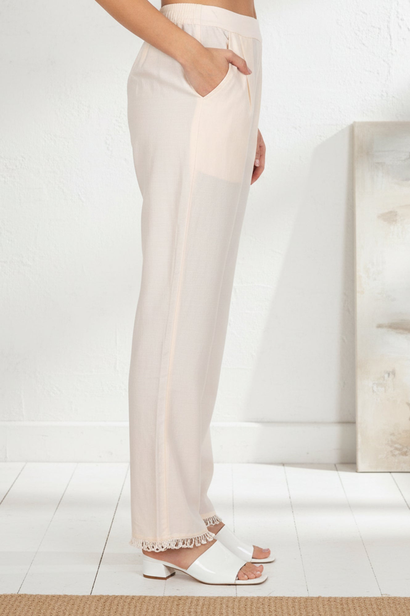 Off-White Solid Ankle Length Mid Rise Straight Pants