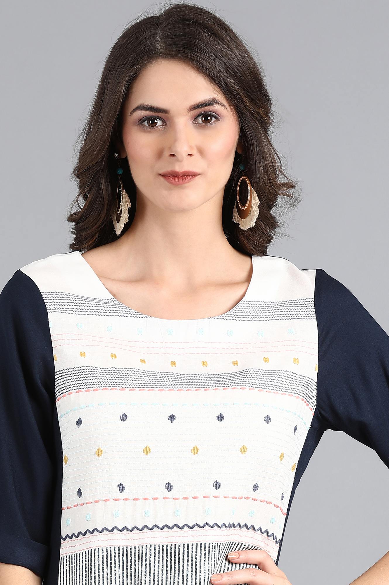 Blue Round Neck Embroidered kurta