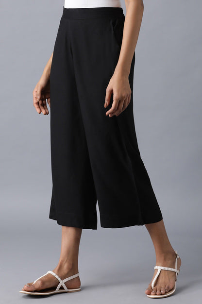 Black Solid Straight Fit Culottes With Pleated Pockets