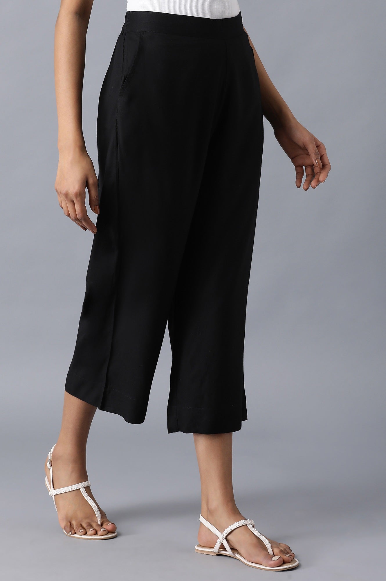 Black Solid Straight Fit Culottes With Pleated Pockets