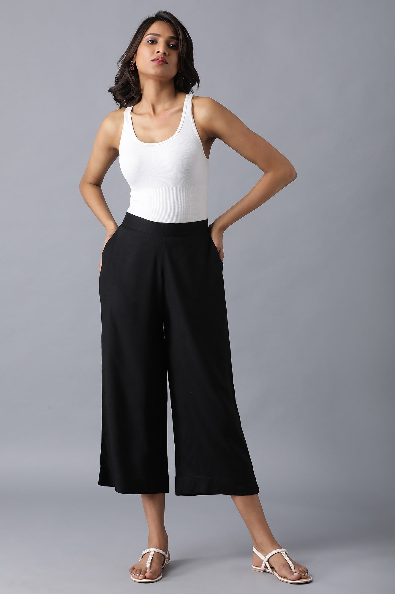 Black Solid Straight Fit Culottes With Pleated Pockets