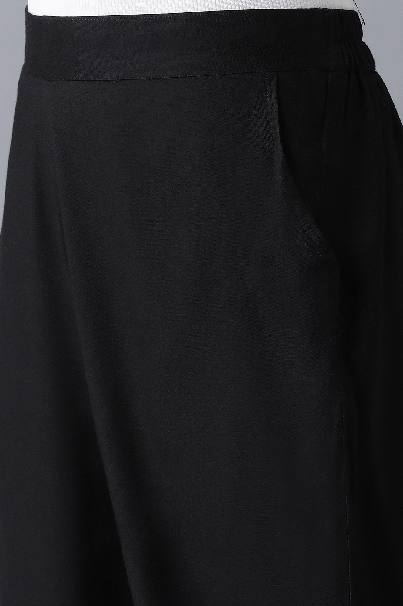 Black Solid Straight Fit Culottes With Pleated Pockets