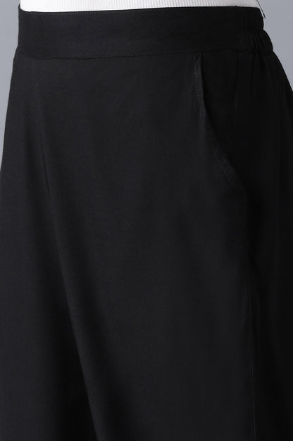 Black Solid Straight Fit Culottes With Pleated Pockets