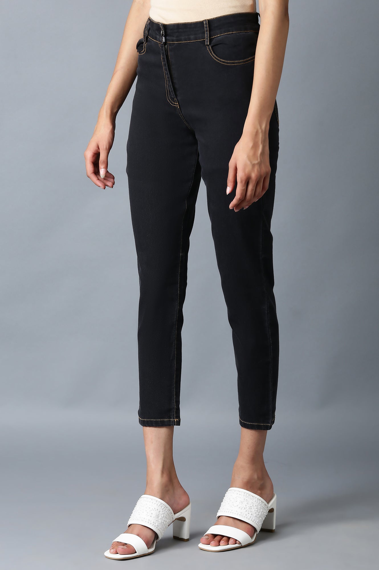 Grey Solid Slim Fit Denim Pants With Front Zip Closure