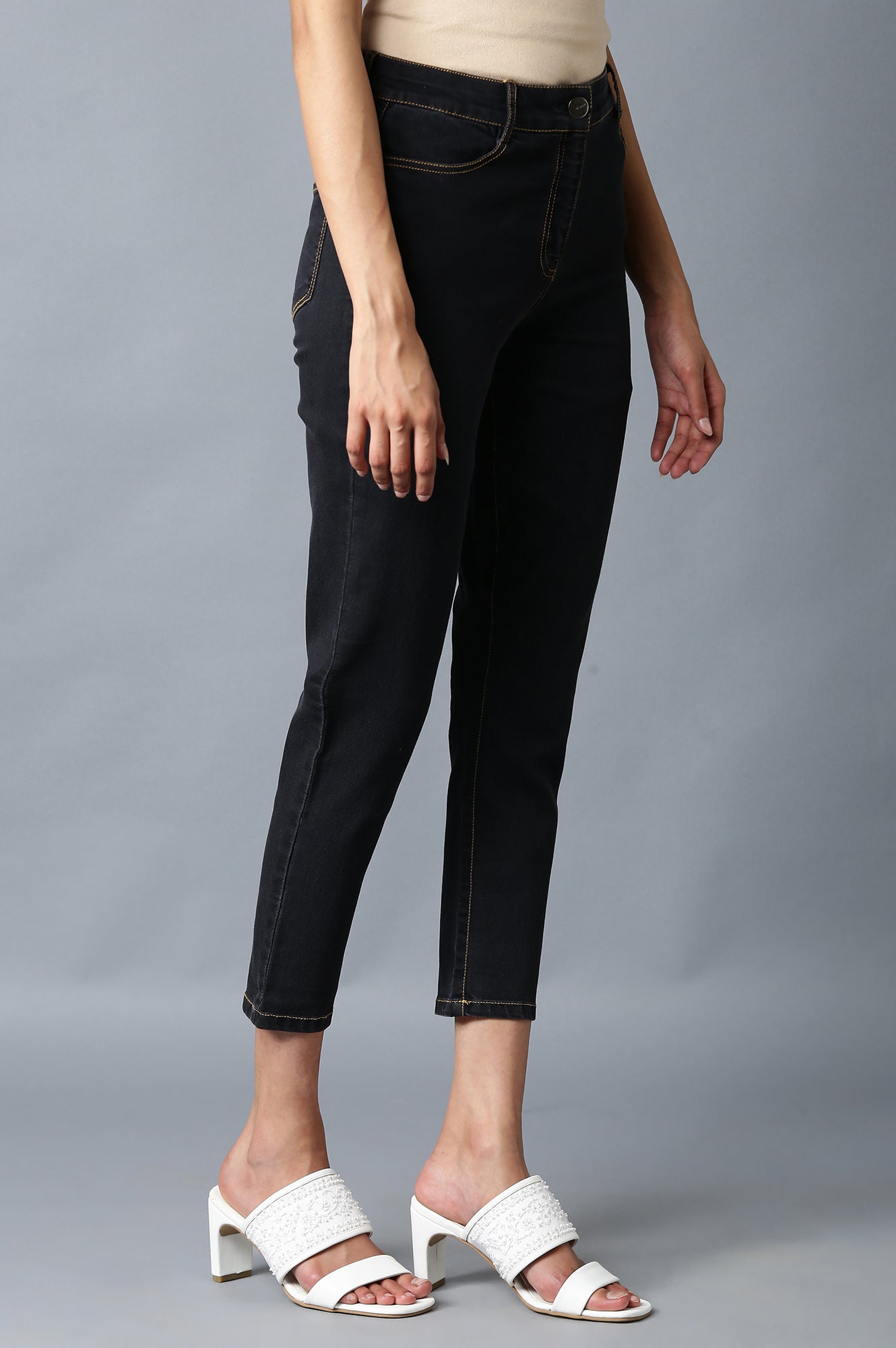 Grey Solid Slim Fit Denim Pants With Front Zip Closure