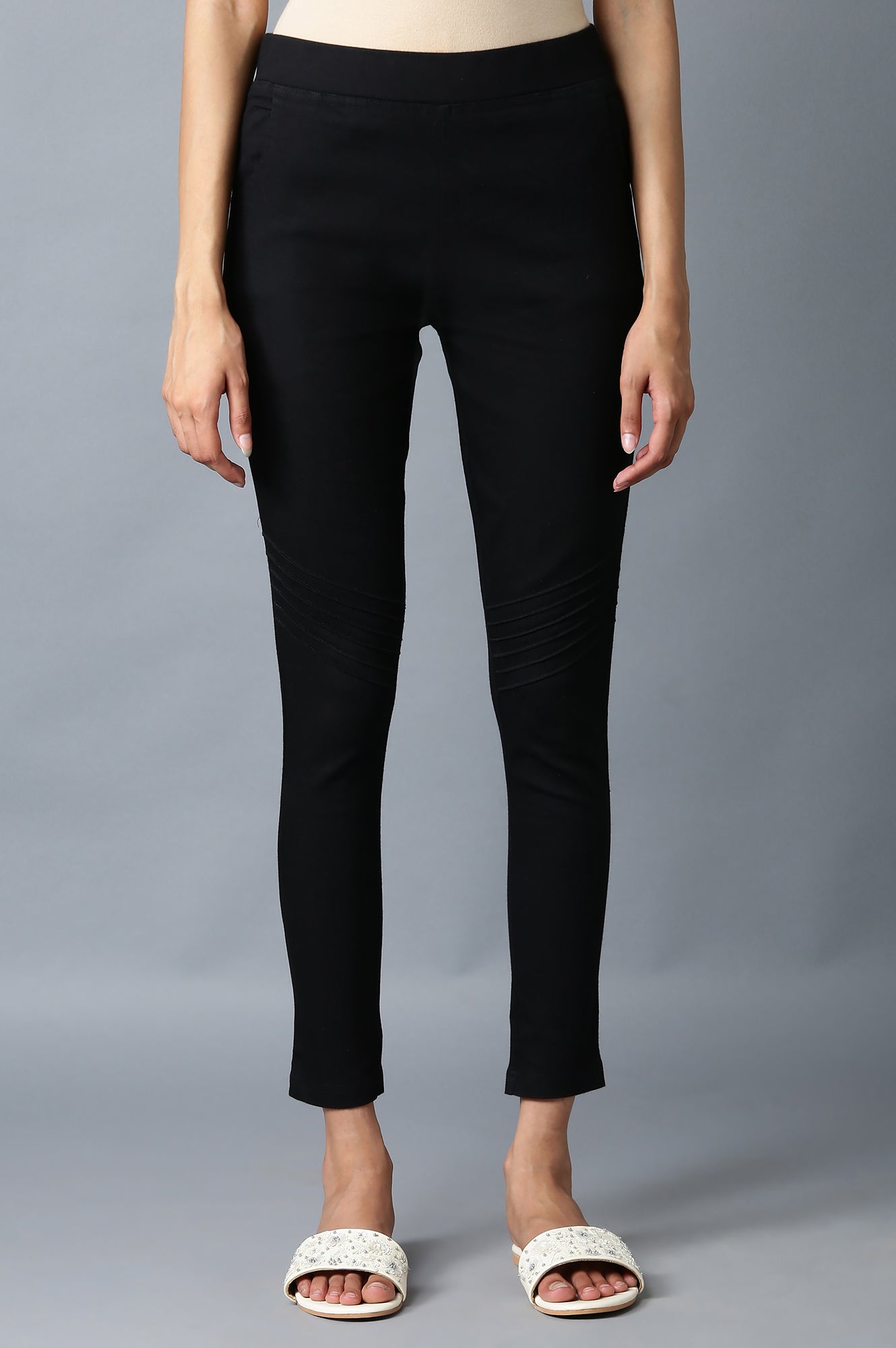 Black Solid Slim Fit Denim Jeggings With Pintuck Detail