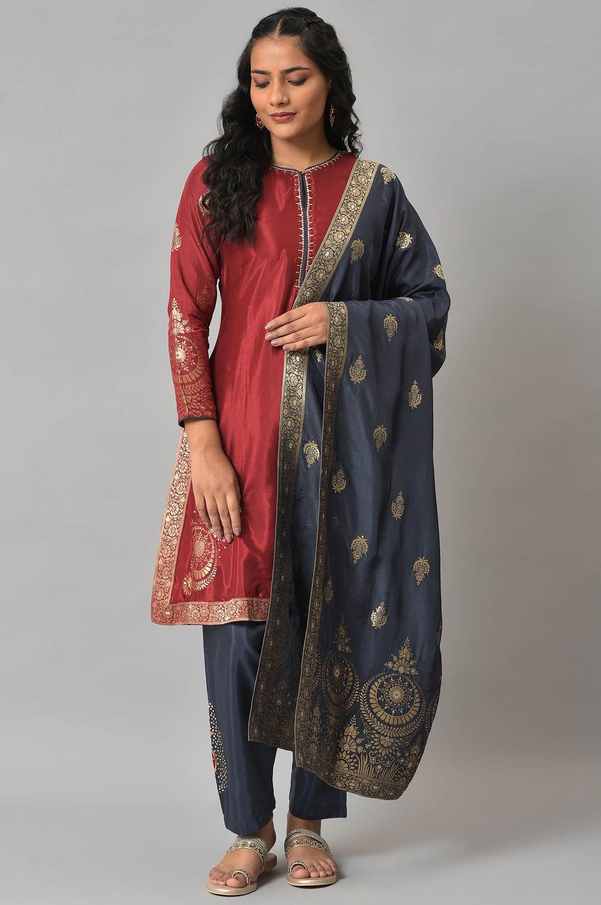 Red Embroidered kurta With Blue Salwar Pants And Dupatta - XS