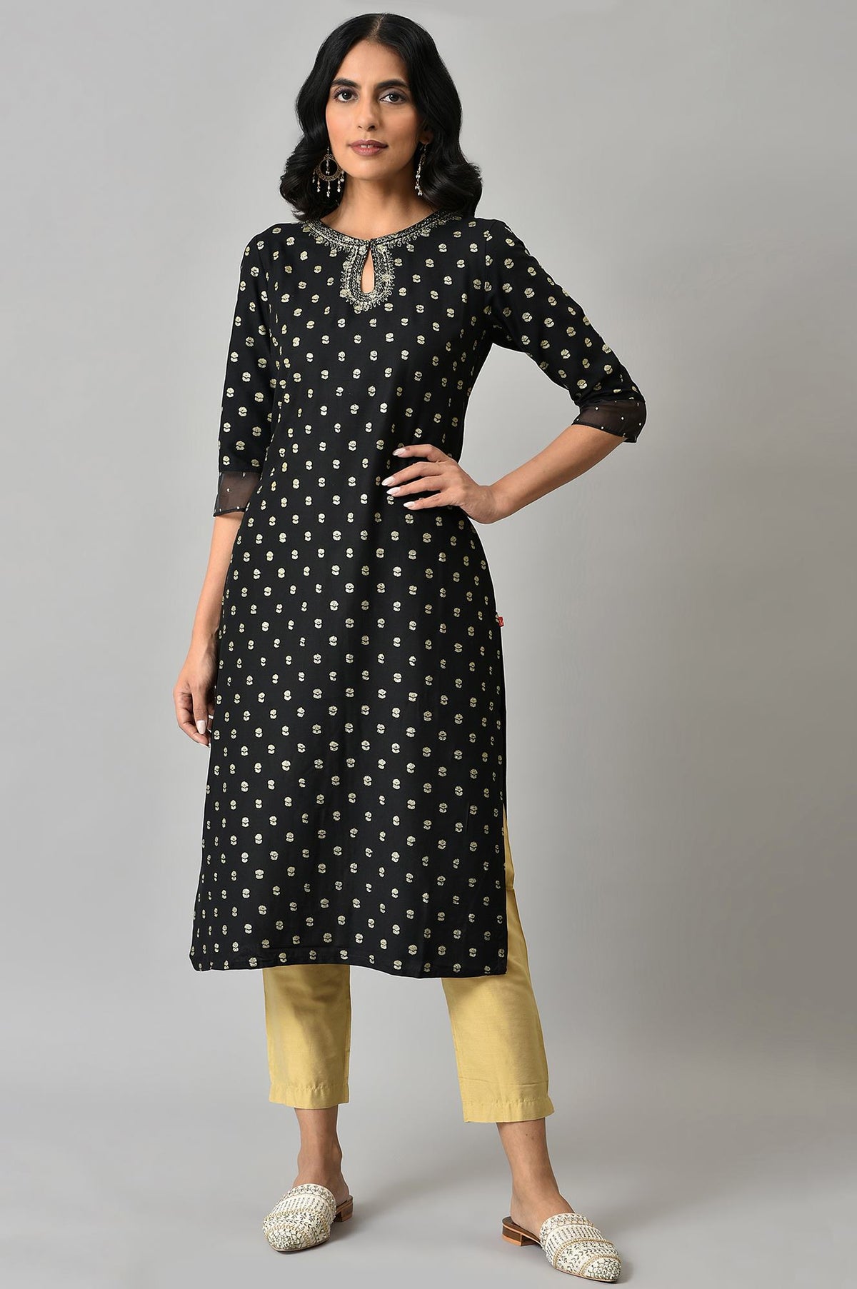 Black Printed kurta With Embroidery And Sequins - XS