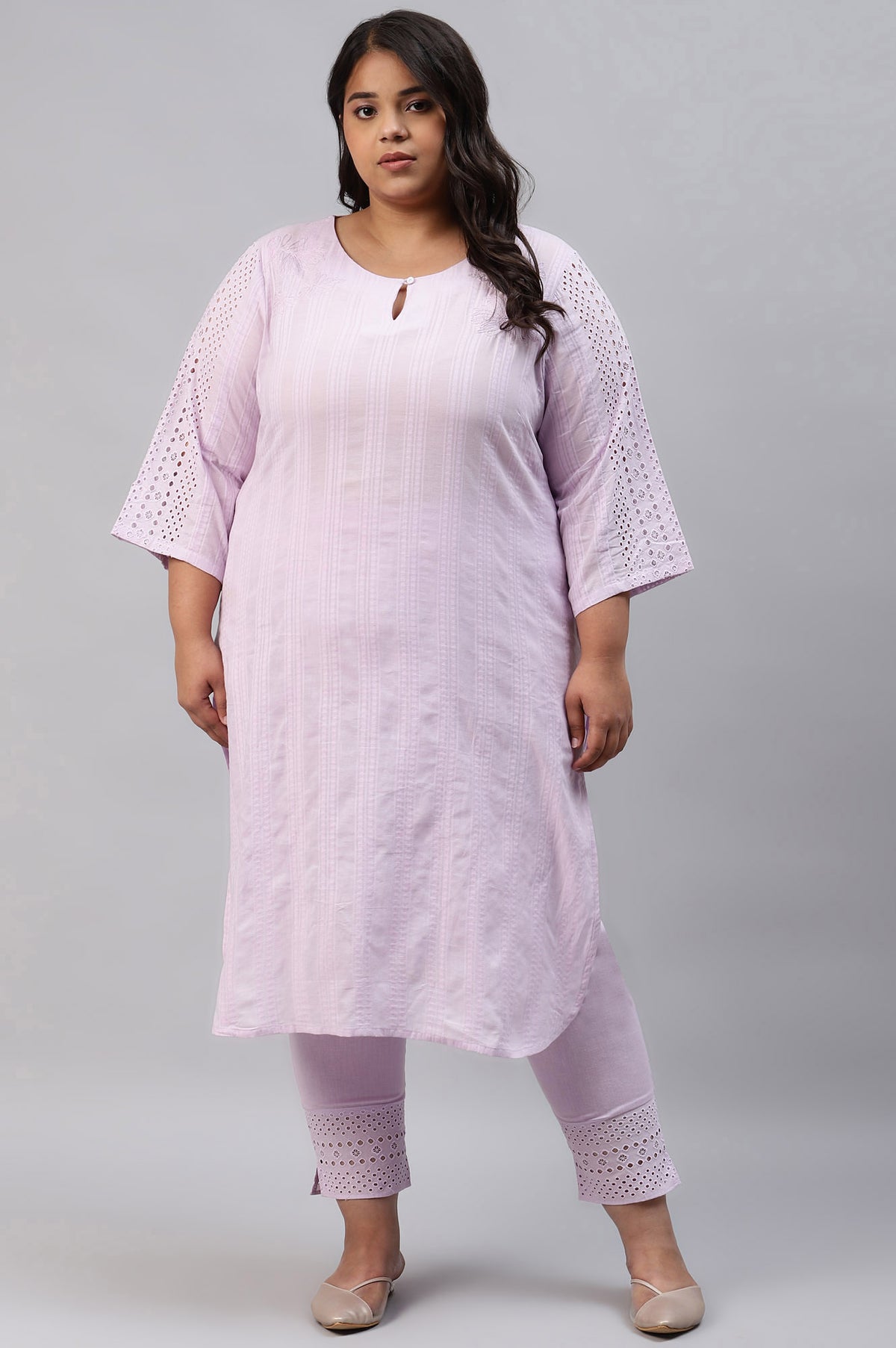 Plus Size Lavenden Textured Schffli kurta With Pants. - 20
