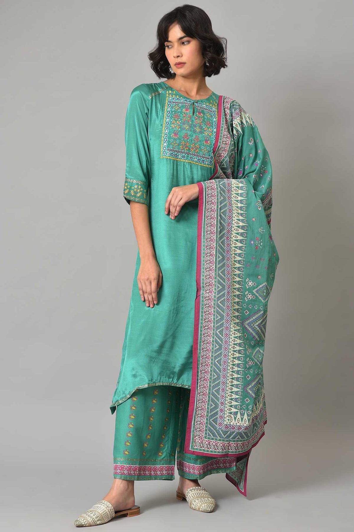 Green Embroidered Shantung kurta With Printed Parallel Pants And Dupatta - XS
