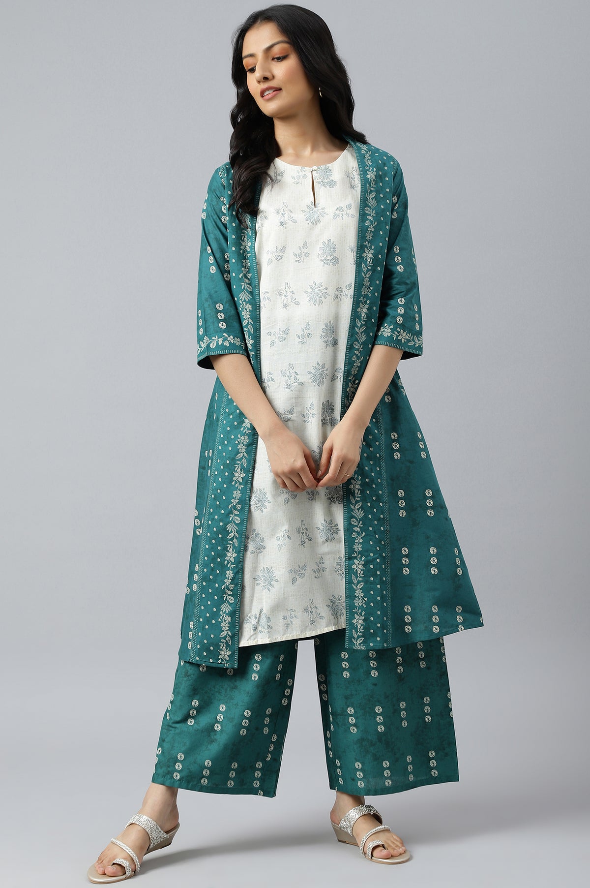 Green Printed Gillet With Off-White kurta And Green Parallel Pants Set - XS