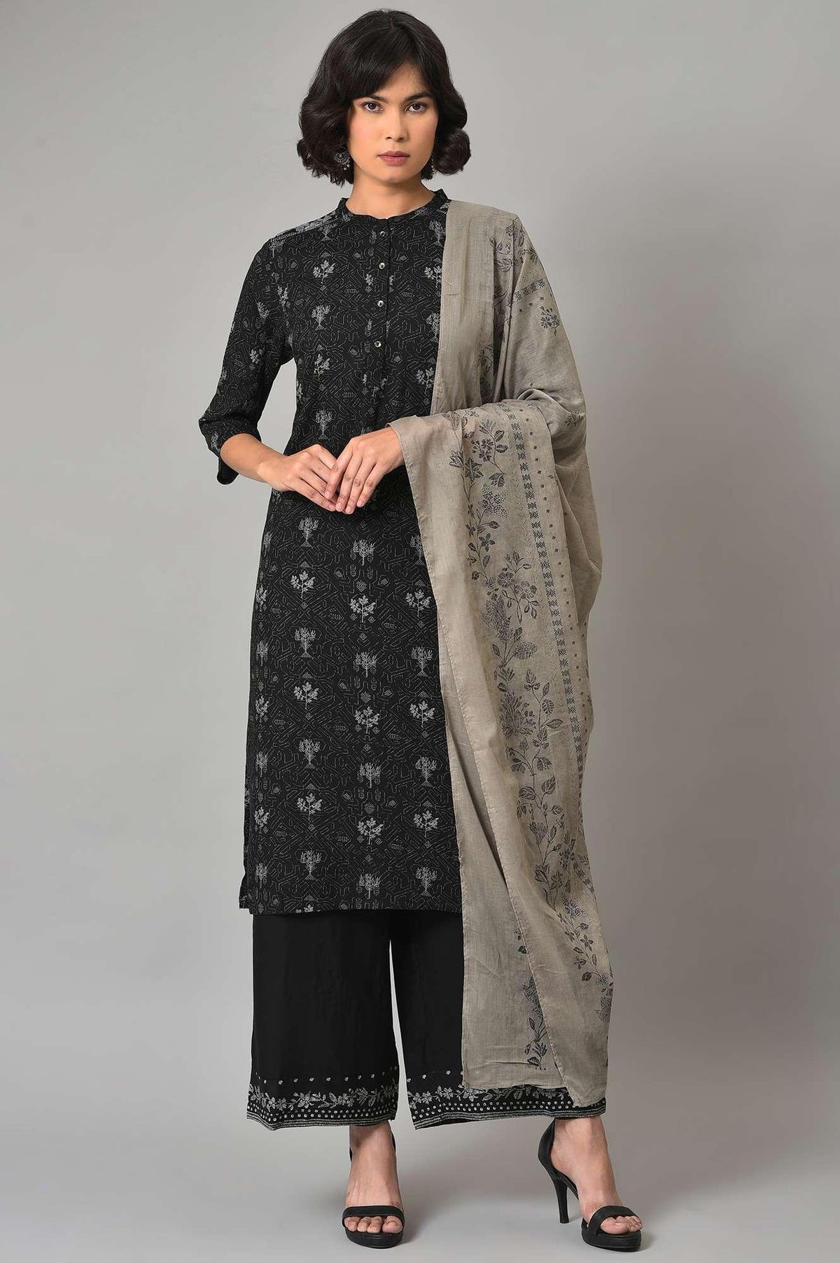 Black Floral Printed kurta With Parallel Pants And Grey Dupatta - XS
