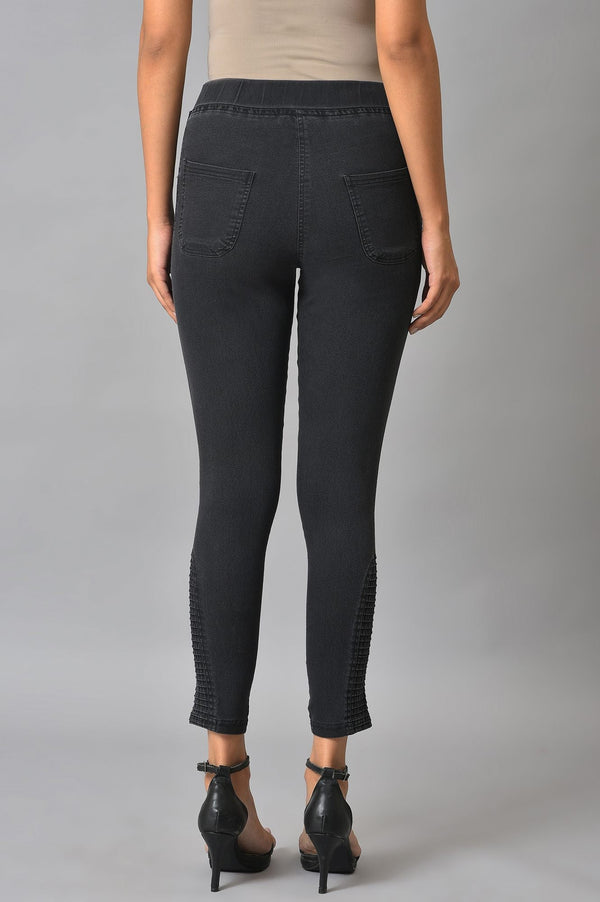 Black Solid Skinny Fit Denim Jeggings With Pintuck Detail