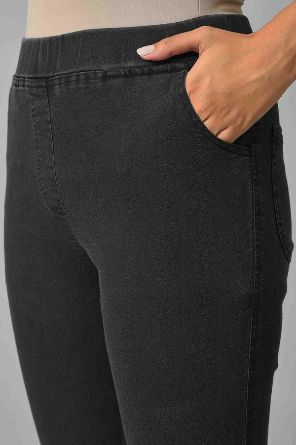 Black Solid Skinny Fit Denim Jeggings With Pintuck Detail
