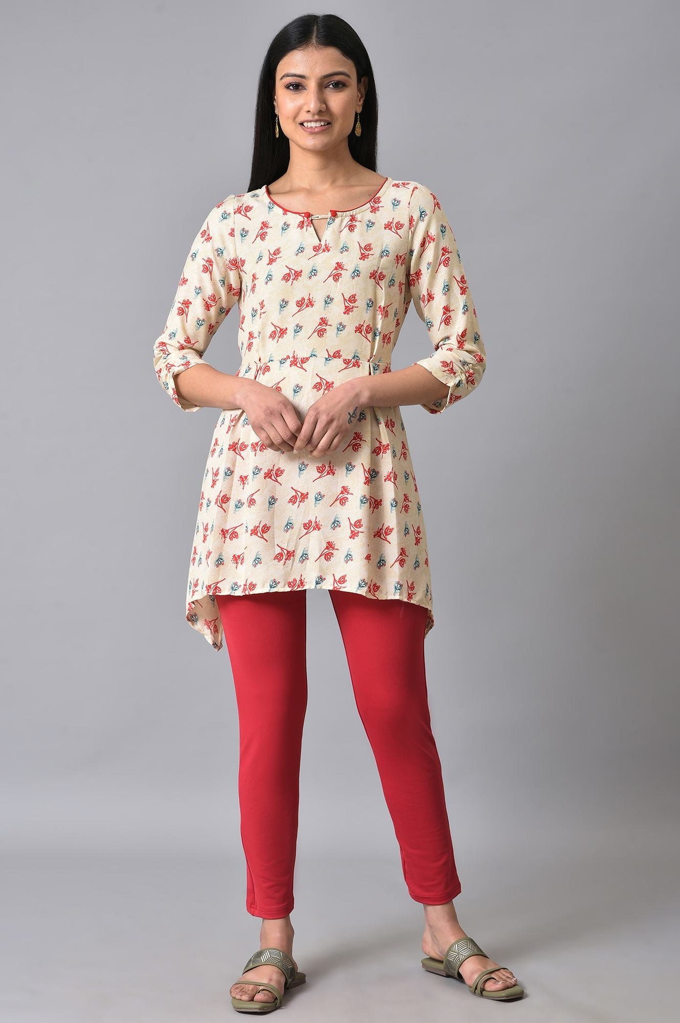 Red Solid Skinny Fit Lycra Tights With Slip On Closure