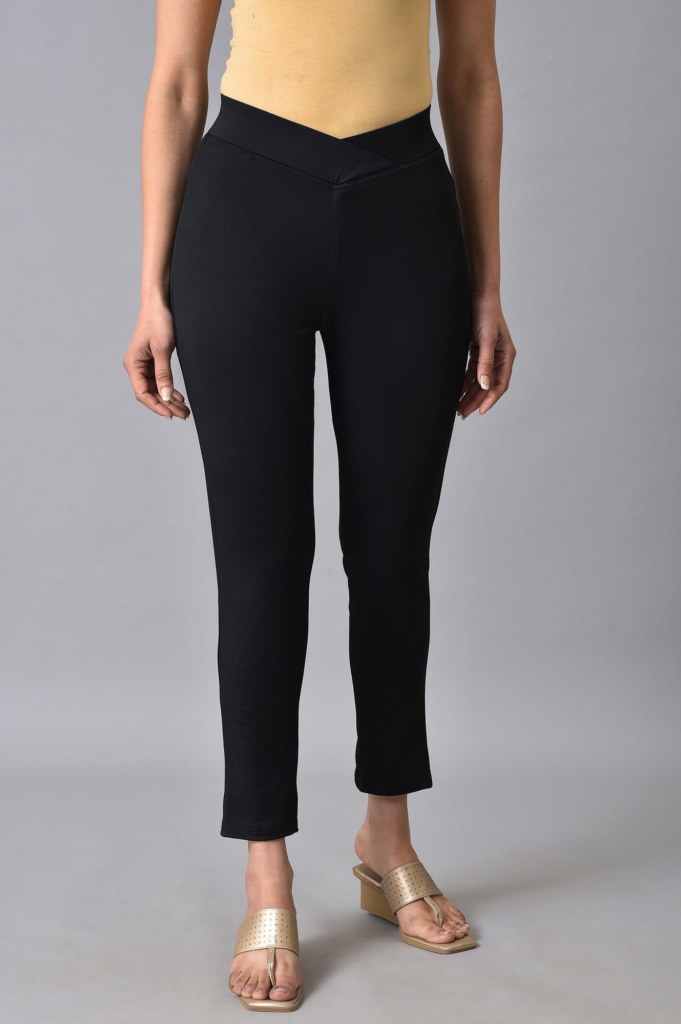 Black Solid Skinny Fit Lycra Tights With Slip On Closure