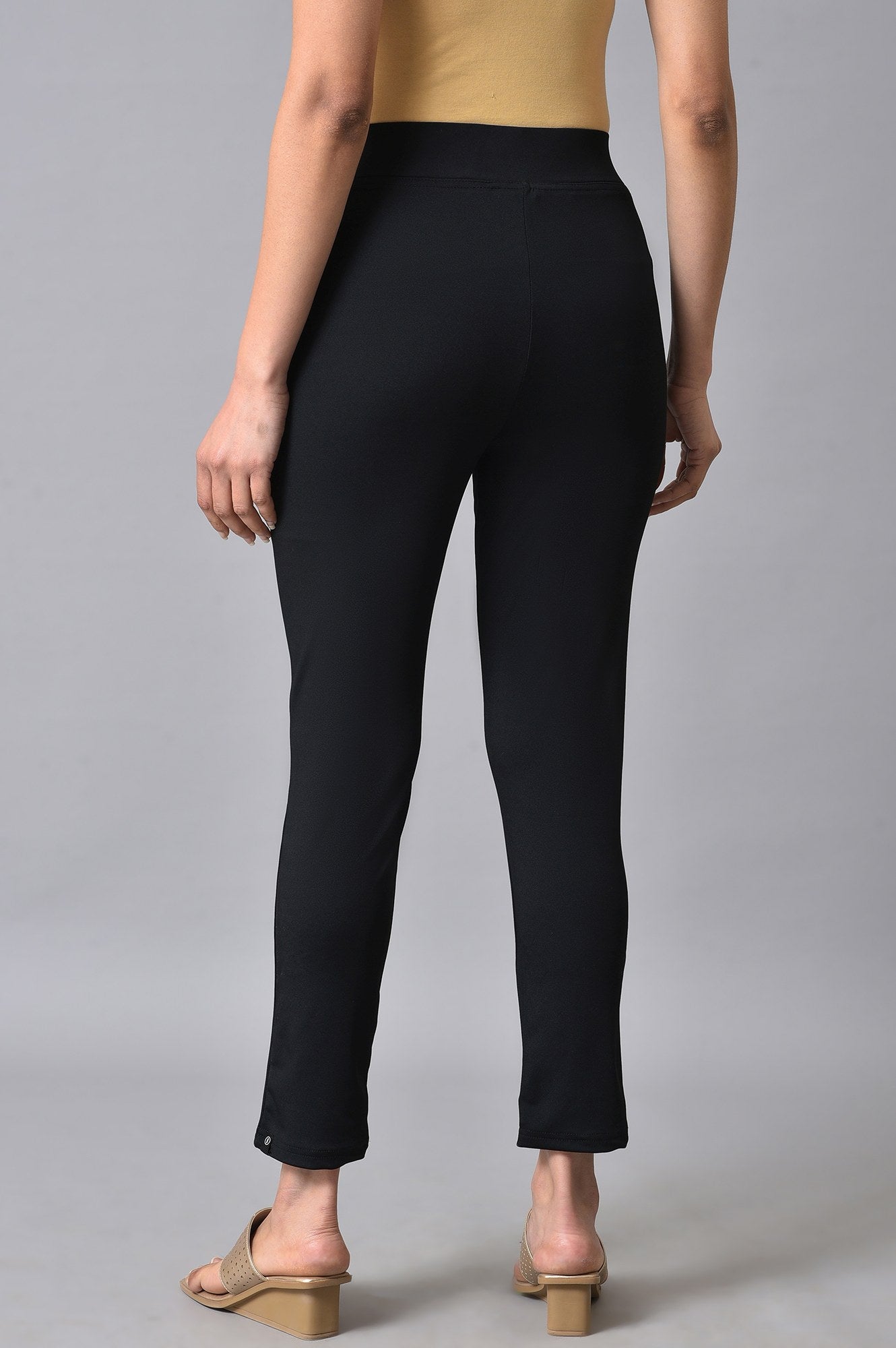 Black Solid Skinny Fit Lycra Tights With Slip On Closure