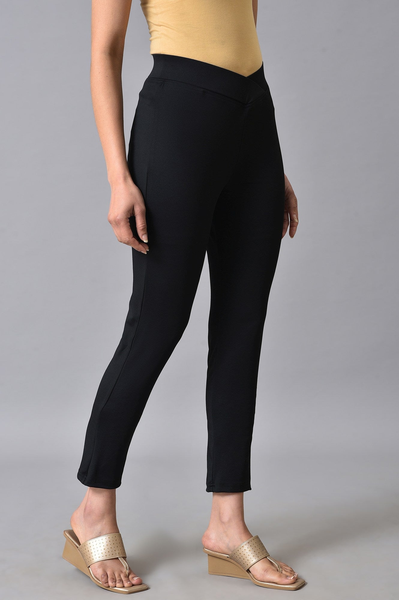 Black Solid Skinny Fit Lycra Tights With Slip On Closure