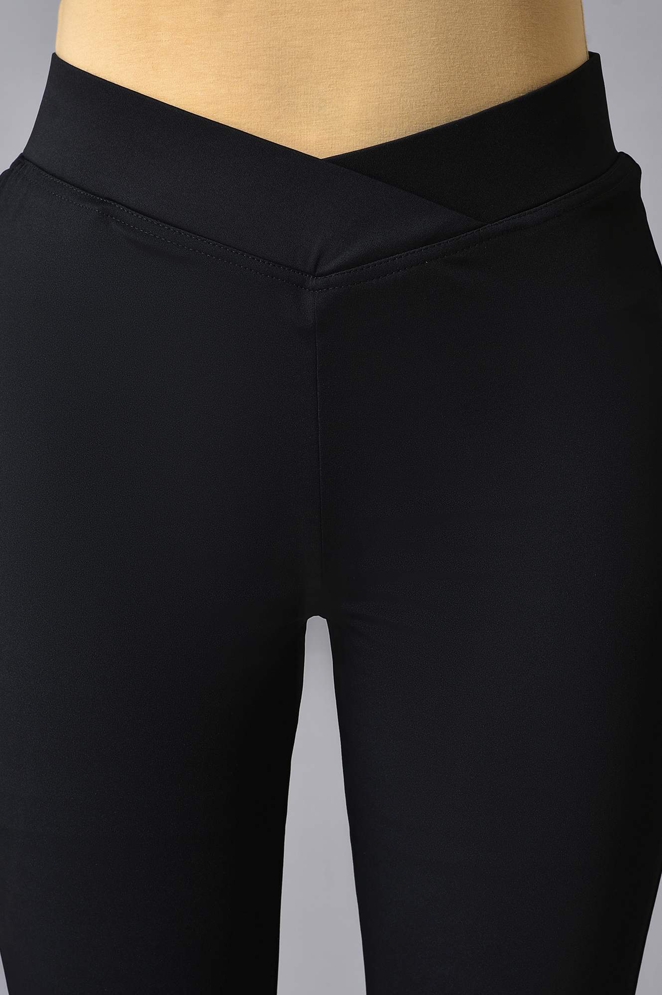 Black Solid Skinny Fit Lycra Tights With Slip On Closure