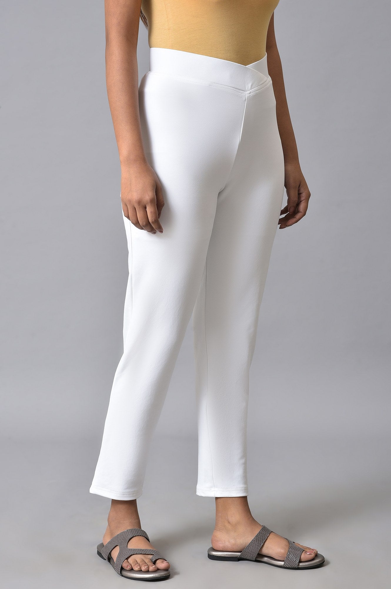 White Solid Skinny Fit Tights with Slip On Closure