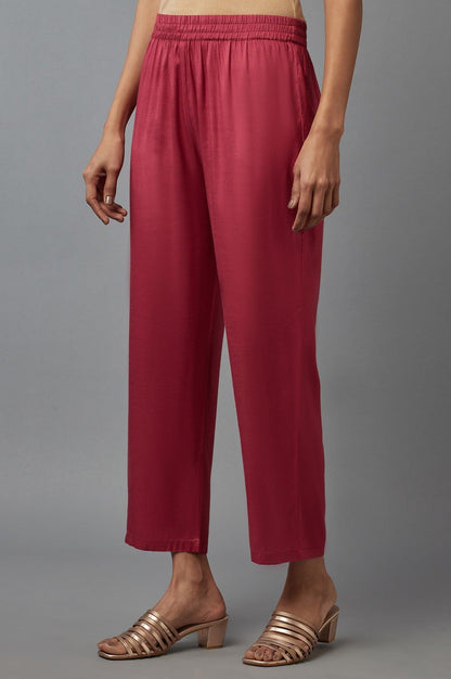 Red Solid Slim Pants in Straight Silhouette - wforwoman