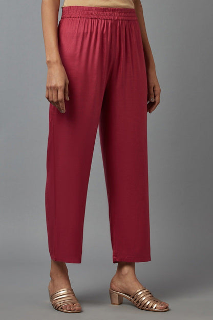 Red Solid Slim Pants in Straight Silhouette - wforwoman