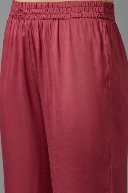 Red Solid Slim Pants in Straight Silhouette - wforwoman