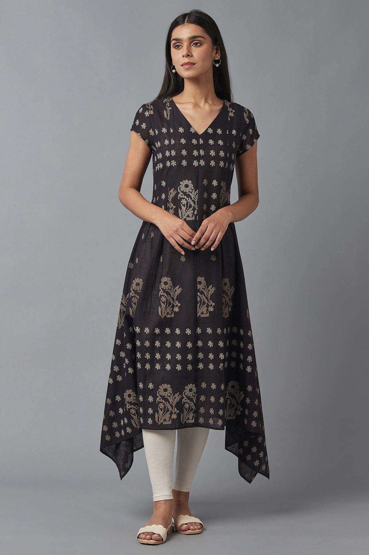 Black Flared kurta In Floral Print and Side Dipped Hemline - XS