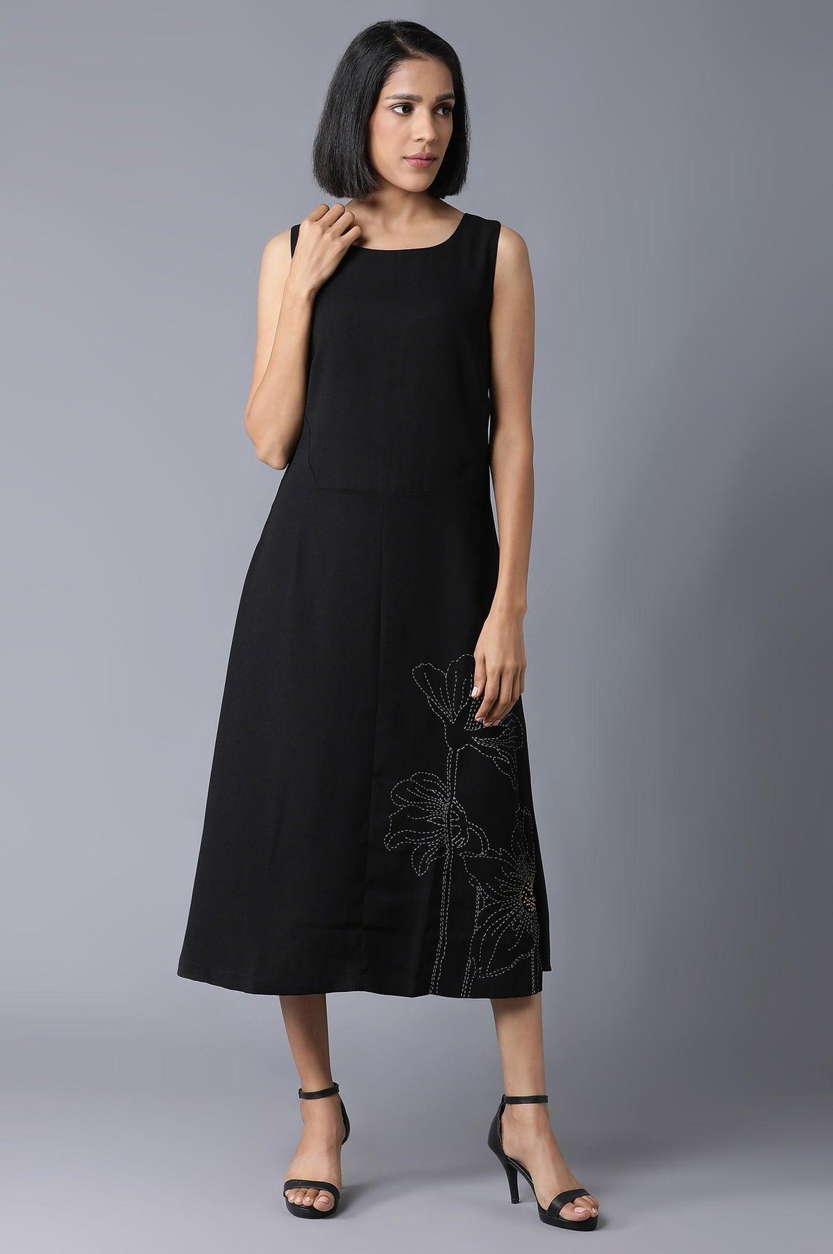Black Sleeveless Embroidered Dress In Round Neck - XS