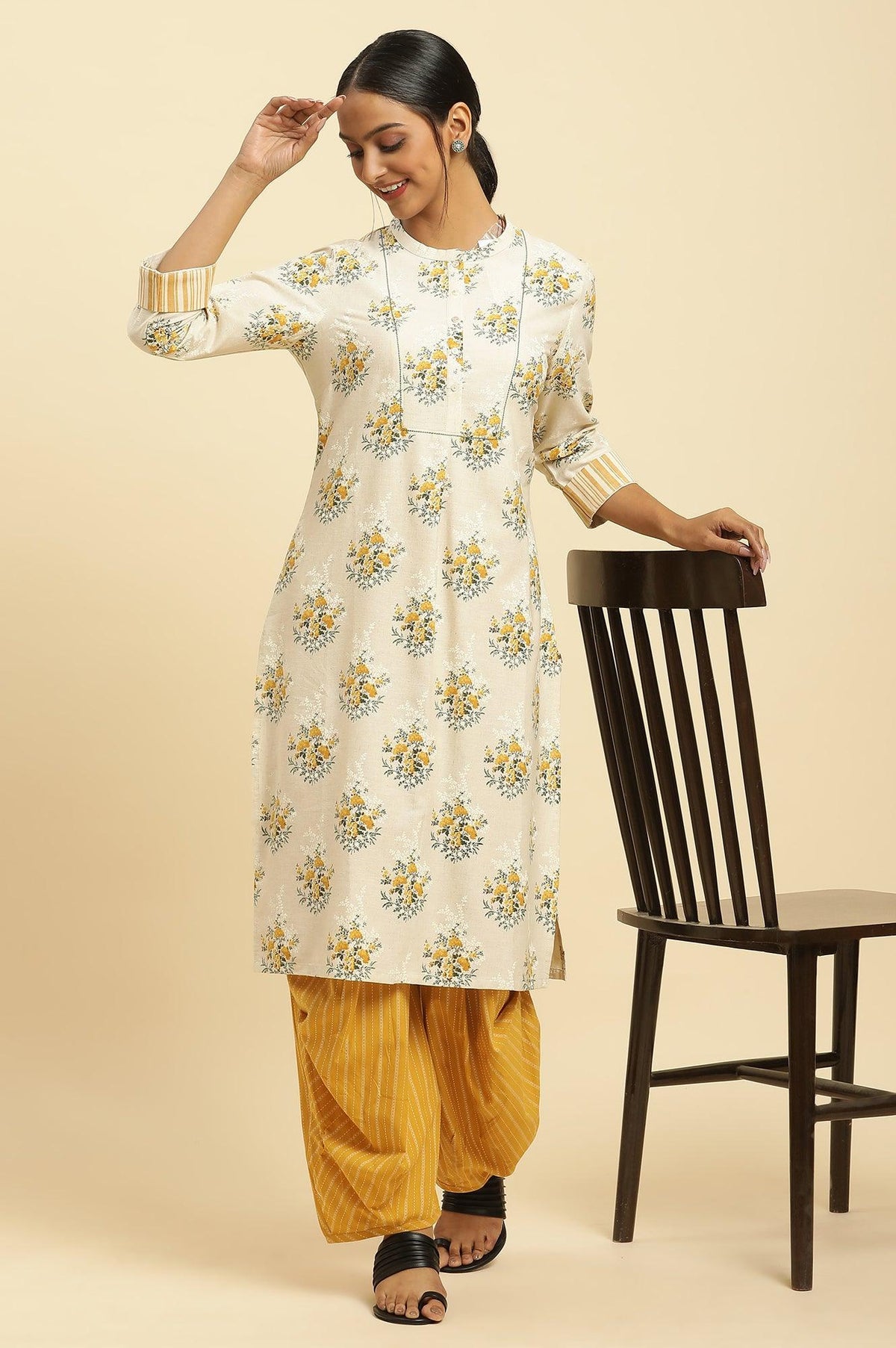 Beige Floral Printed Kurta And Yellow Carrot Pants - XS