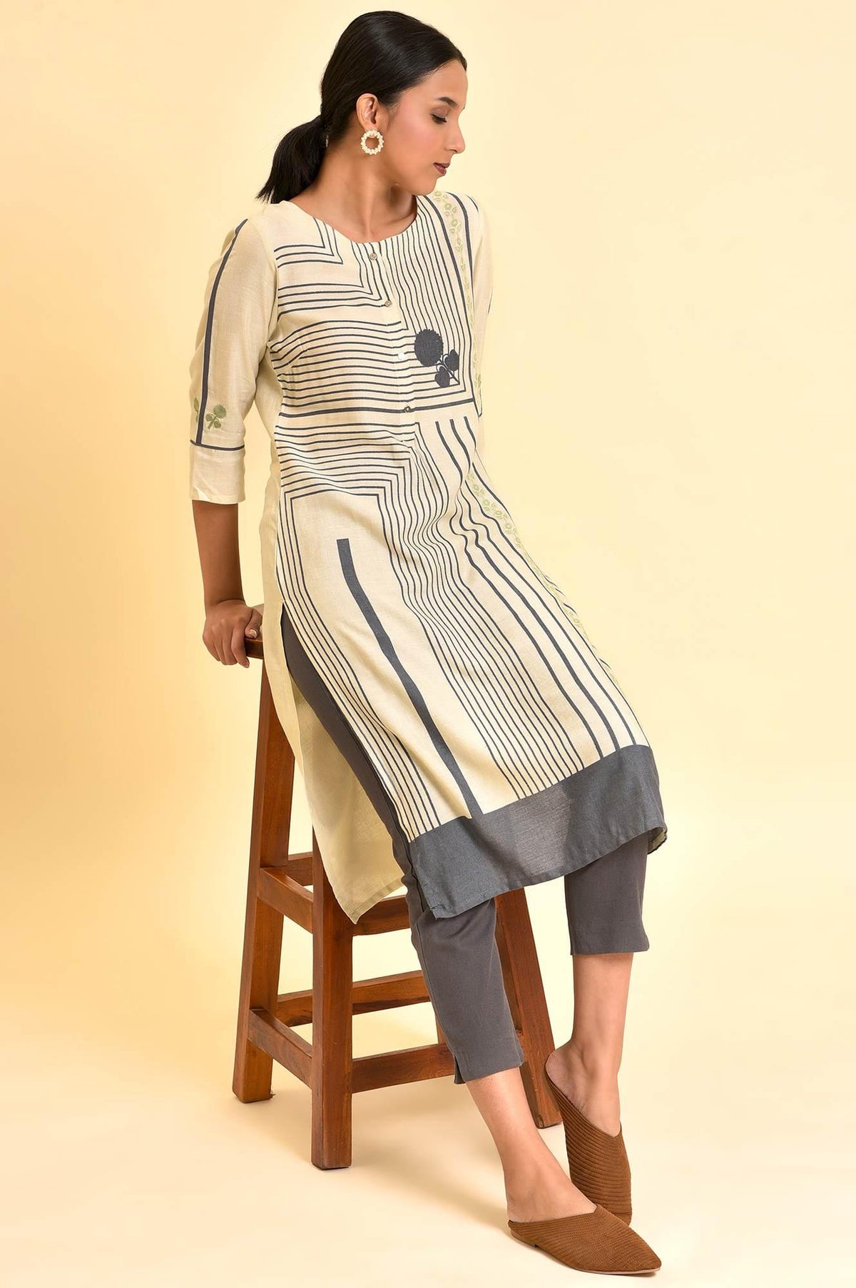 White Geometric Printed Kurta And Pants Set - XS