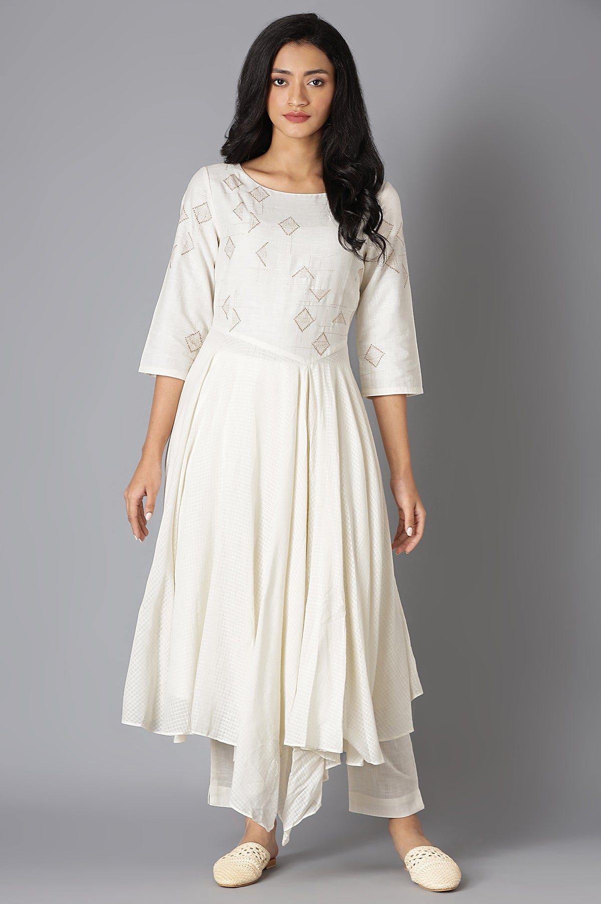 Ecru Embroidered Asymmetrical kurta In Boat Neck With Slim Pants - XS