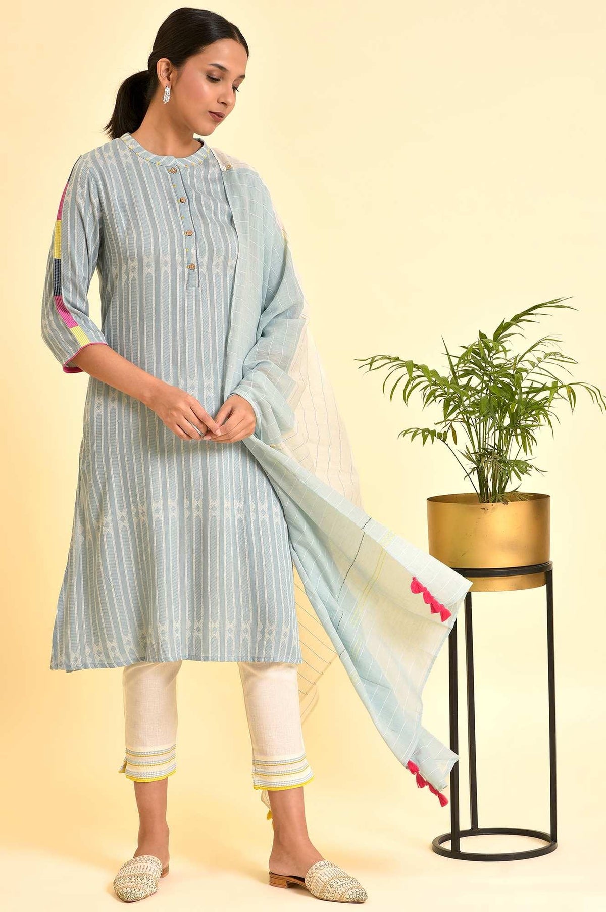 Light Yarn-Dyed Kurta, Pants And Dupatta Set - XS