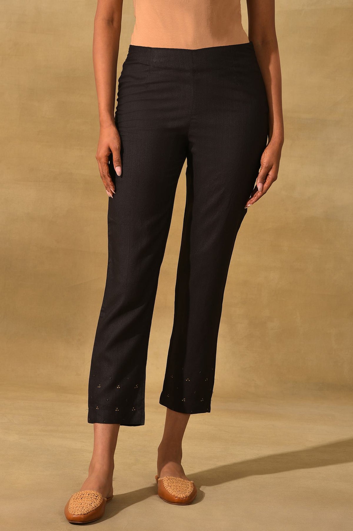 Black Solid Slim Pants - XS