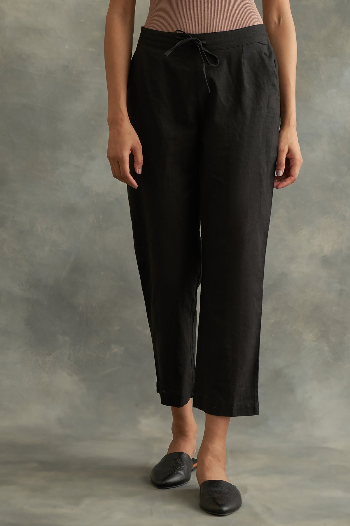 Black Solid Straight Pants - S