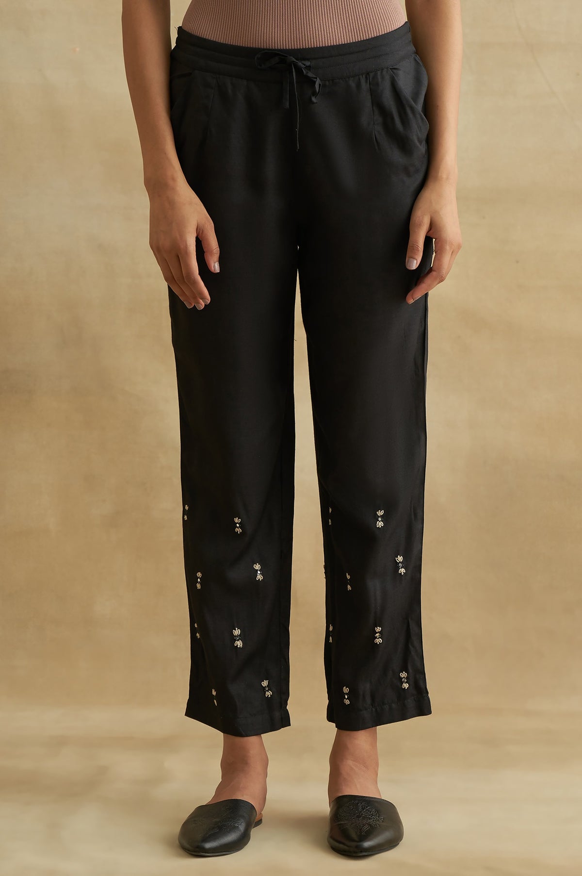 Black Solid Straight Pants - S