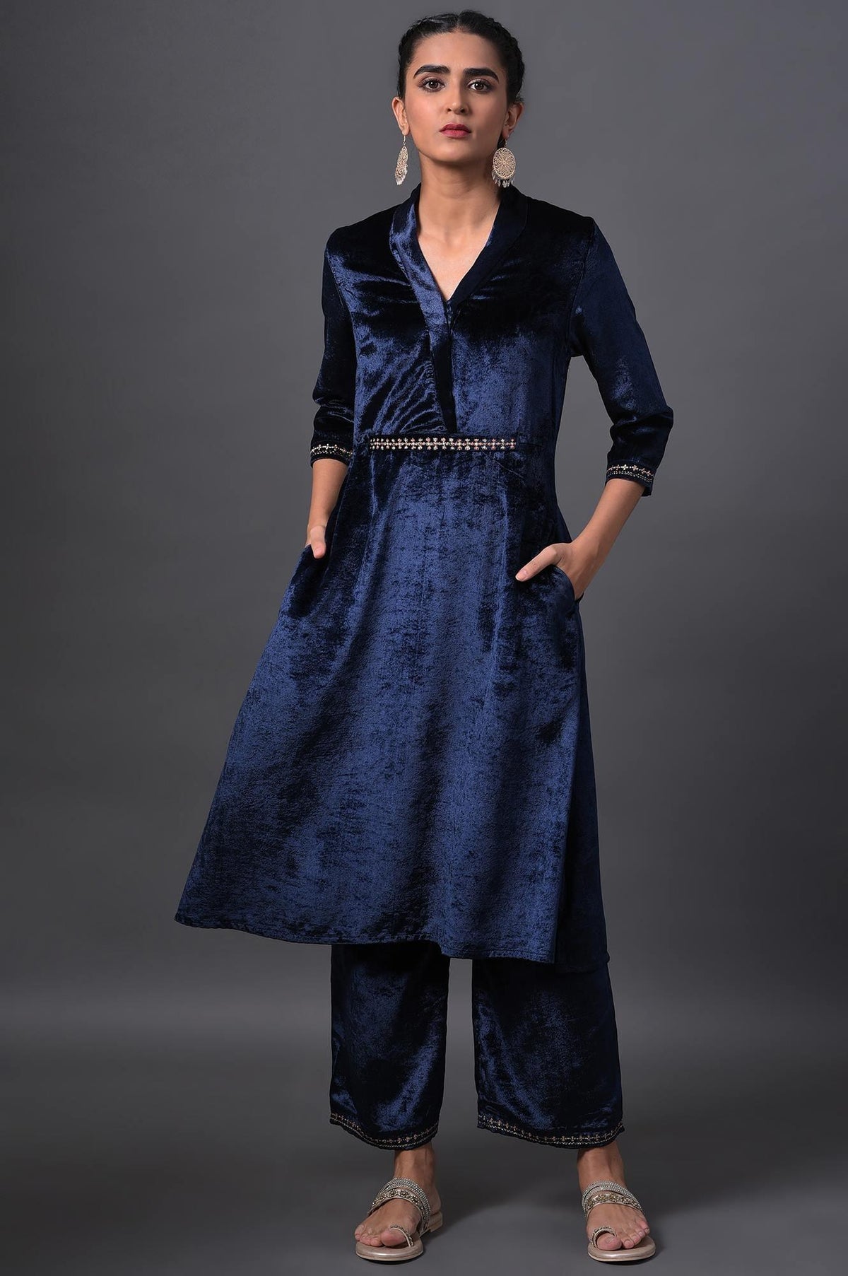 Navy Blue Velvet kurta With Embroidered Belt And Straight Pants - XS