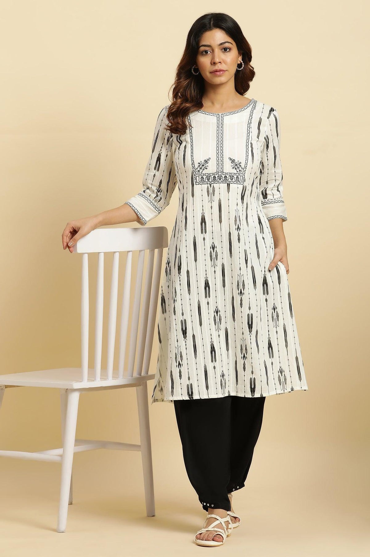 Off-White Textured Cotton Kurta With Black Ikkat Print - XS