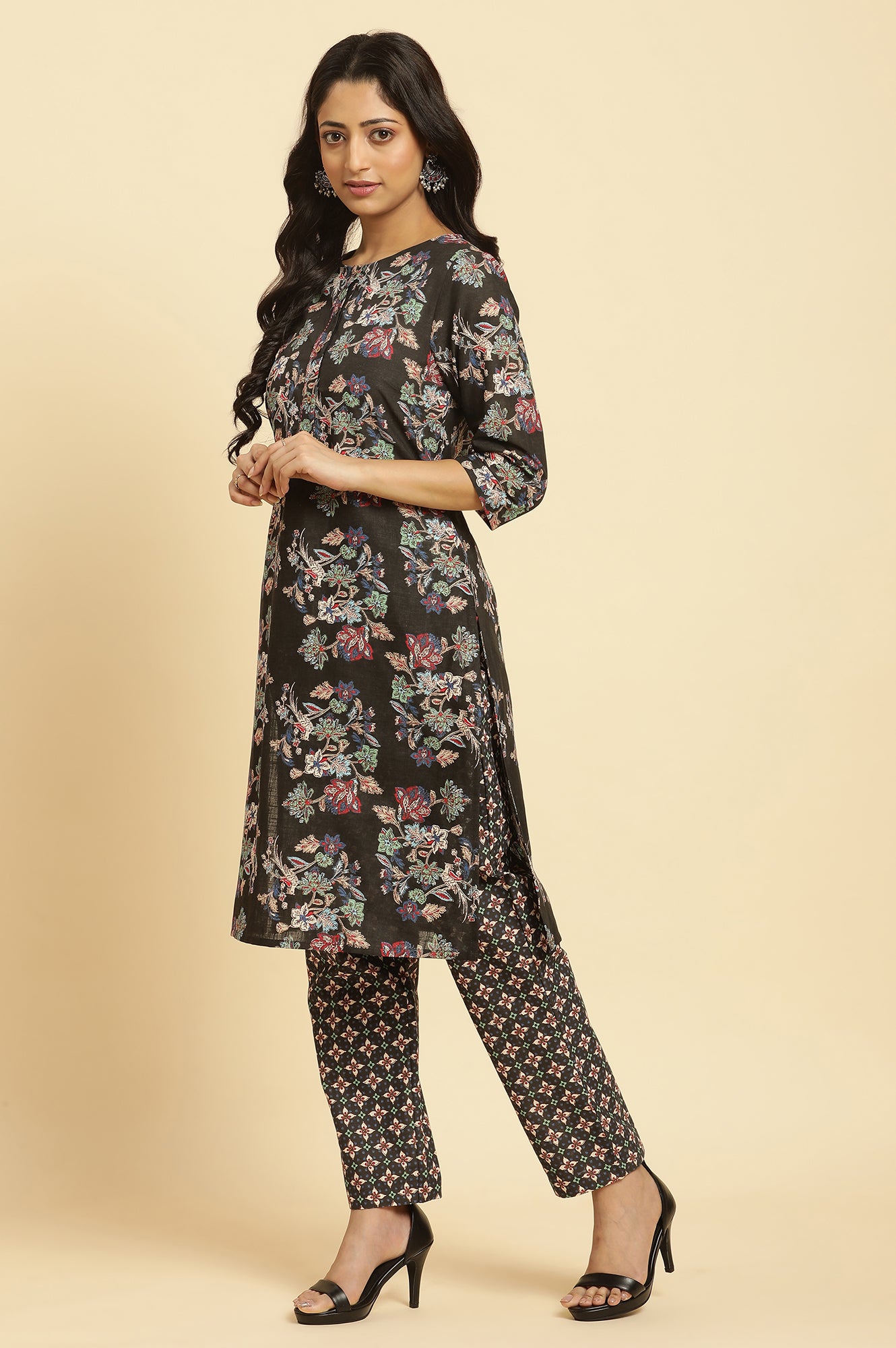 Black Floral Printed Kurta And Pants Set - wforwoman