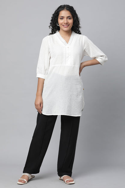 Black Solid Straight Fit Woven Pants With Pintuck Detail