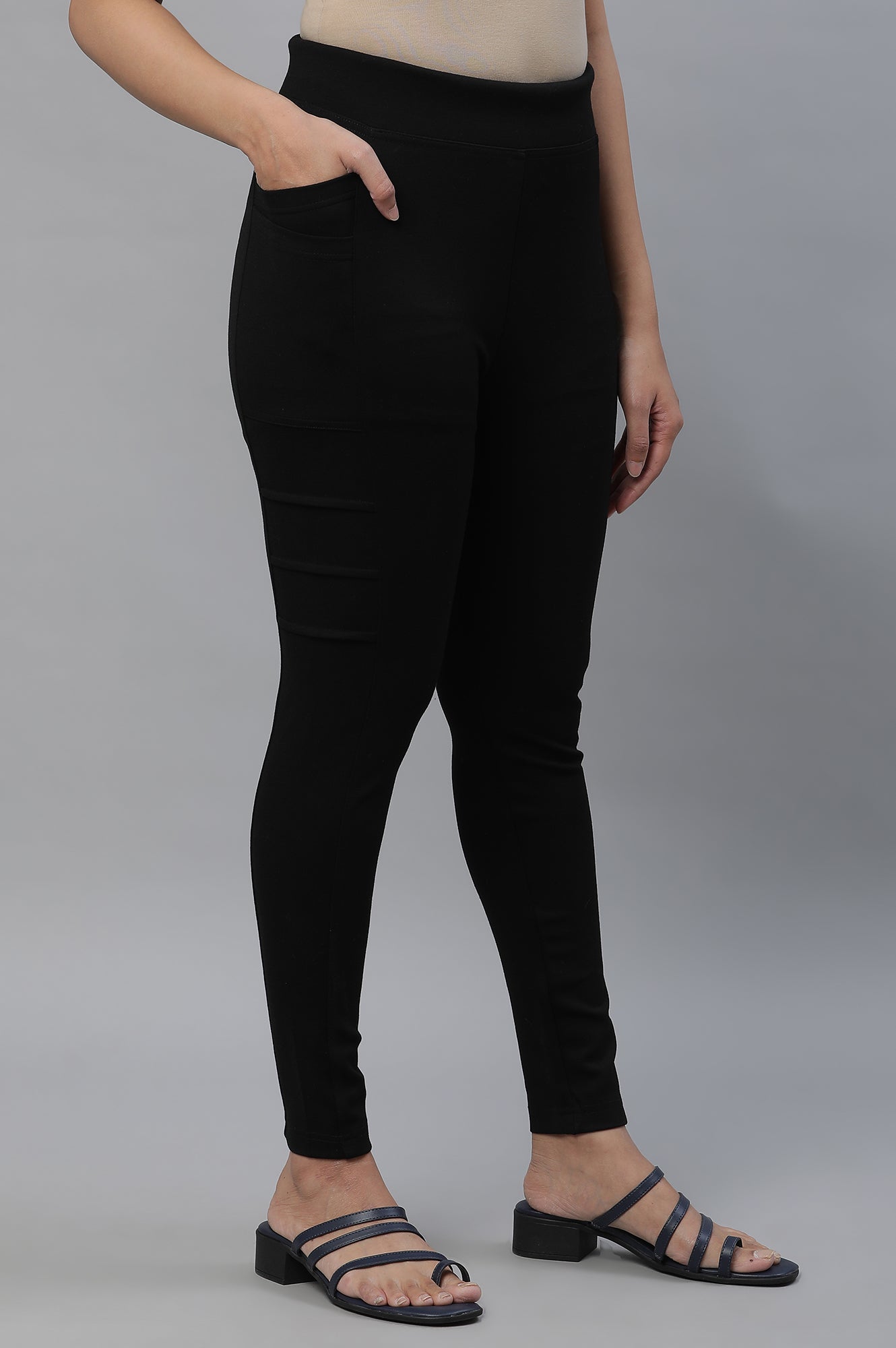 Black Solid Skinny Fit Tights With Elasticated Waist And Side Pockets